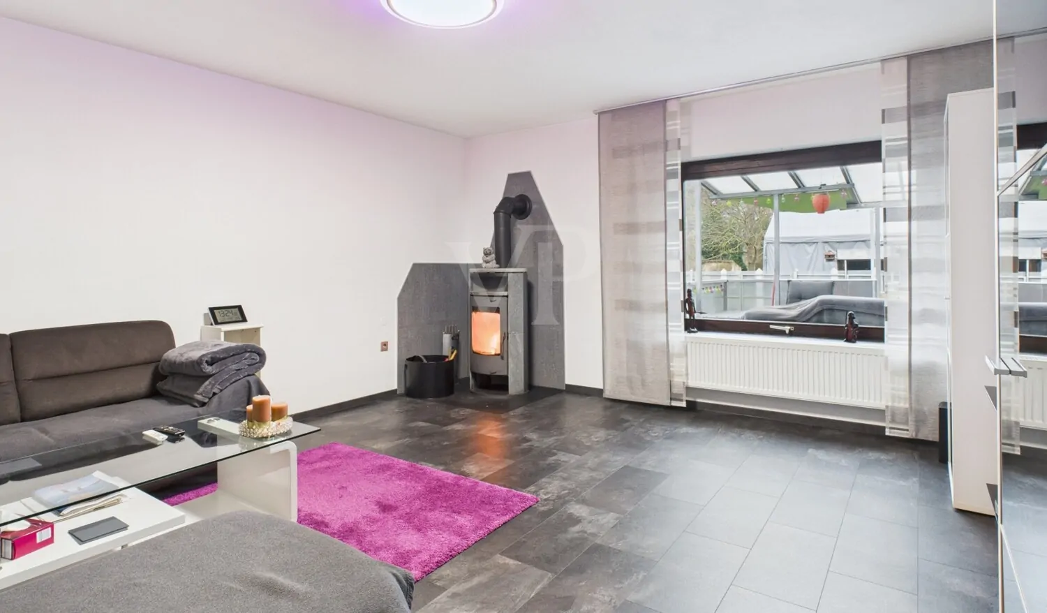 Wohnzimmer mit Kamin