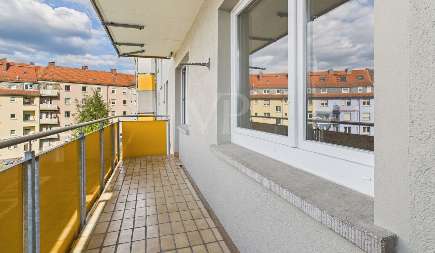 überdachter, großzügiger Balkon