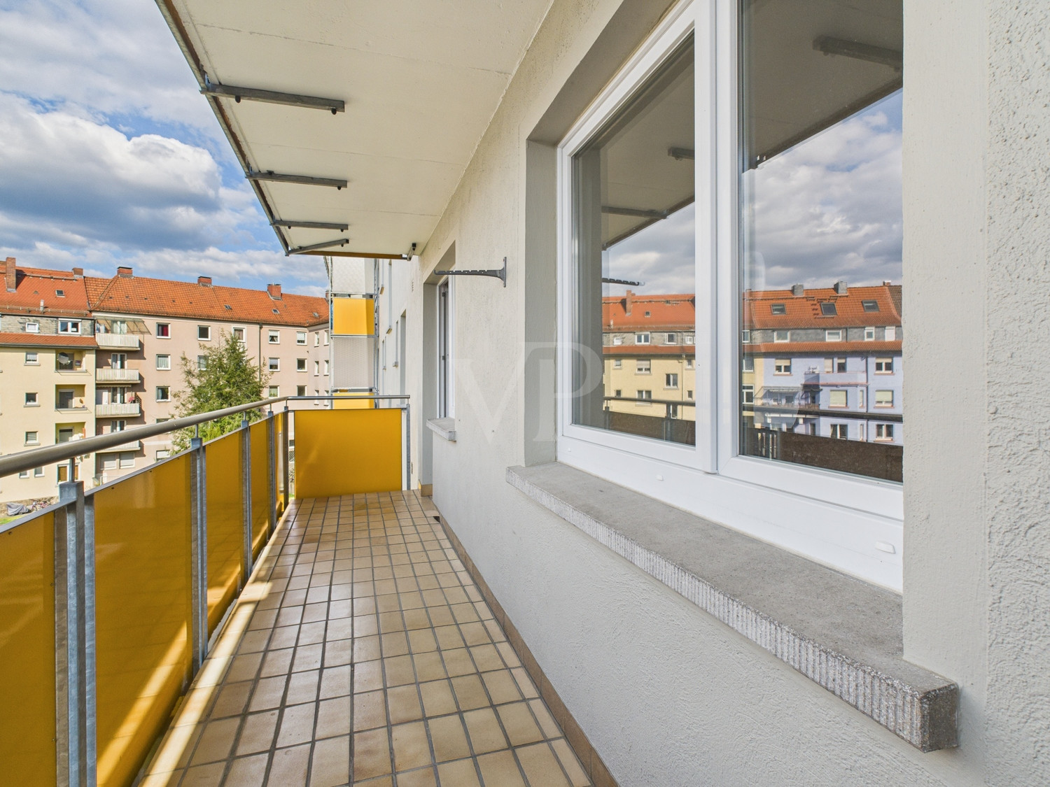 überdachter, großzügiger Balkon