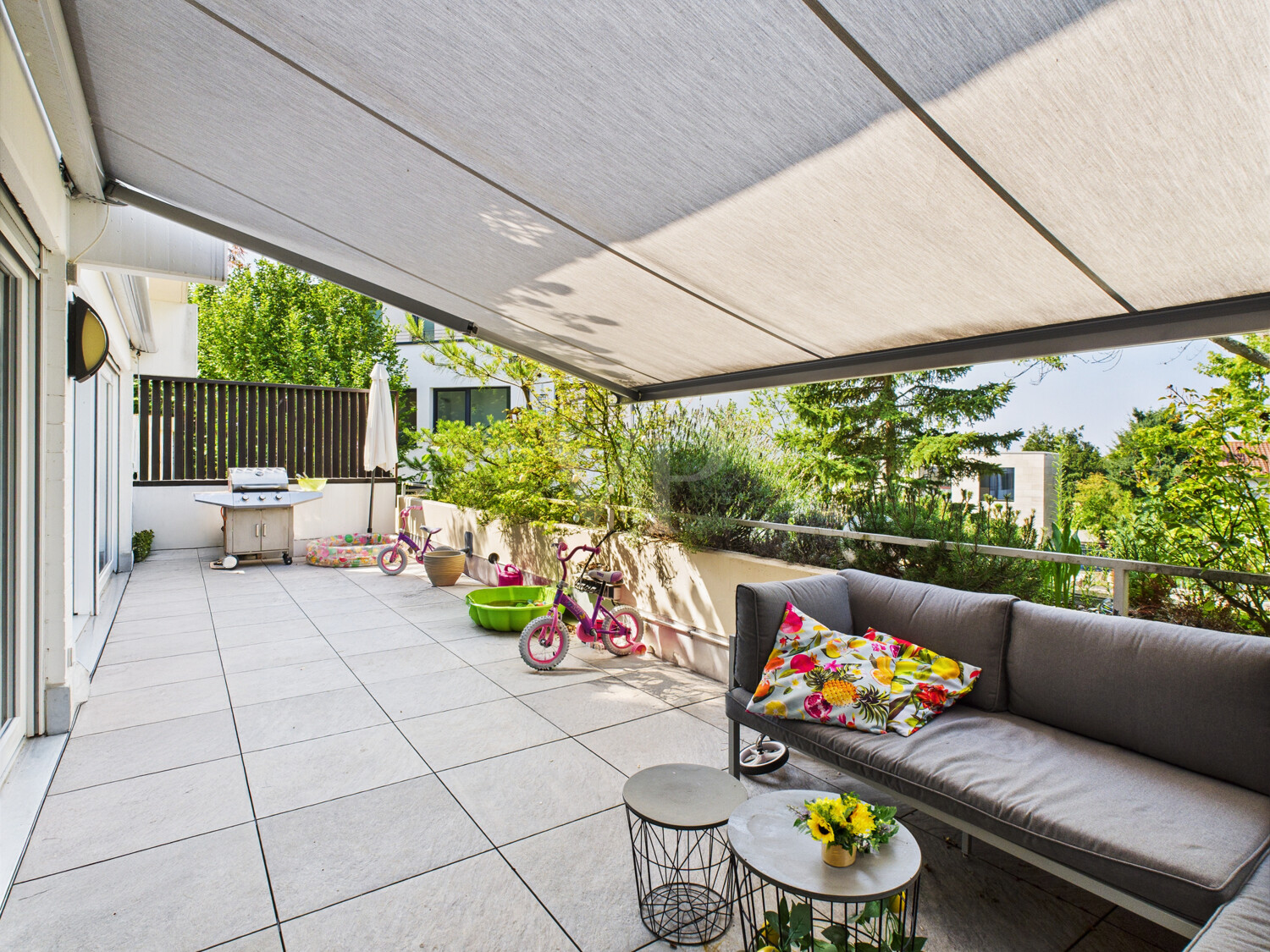 großzügige Terrasse mit elektrischer Markise