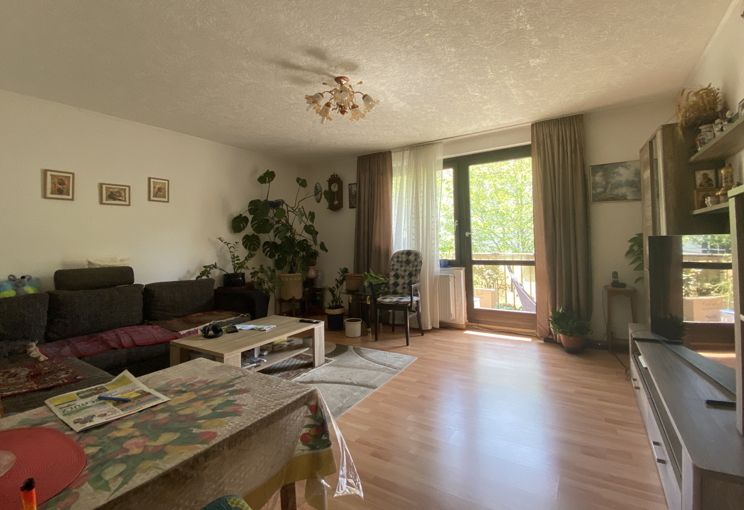 Wohnzimmer mit Zugang zum Balkon