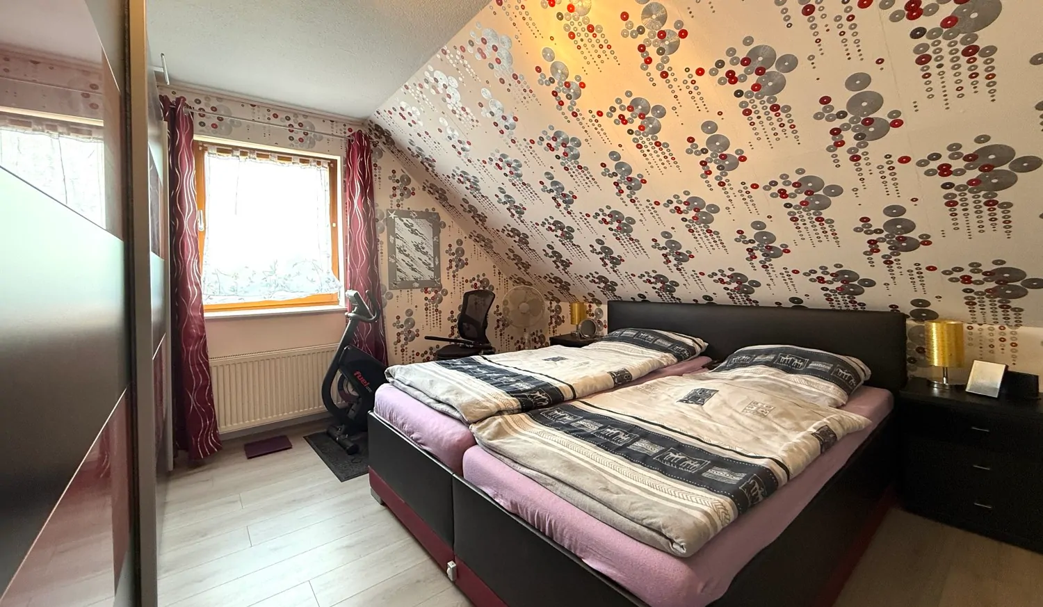Schlafzimmer DG