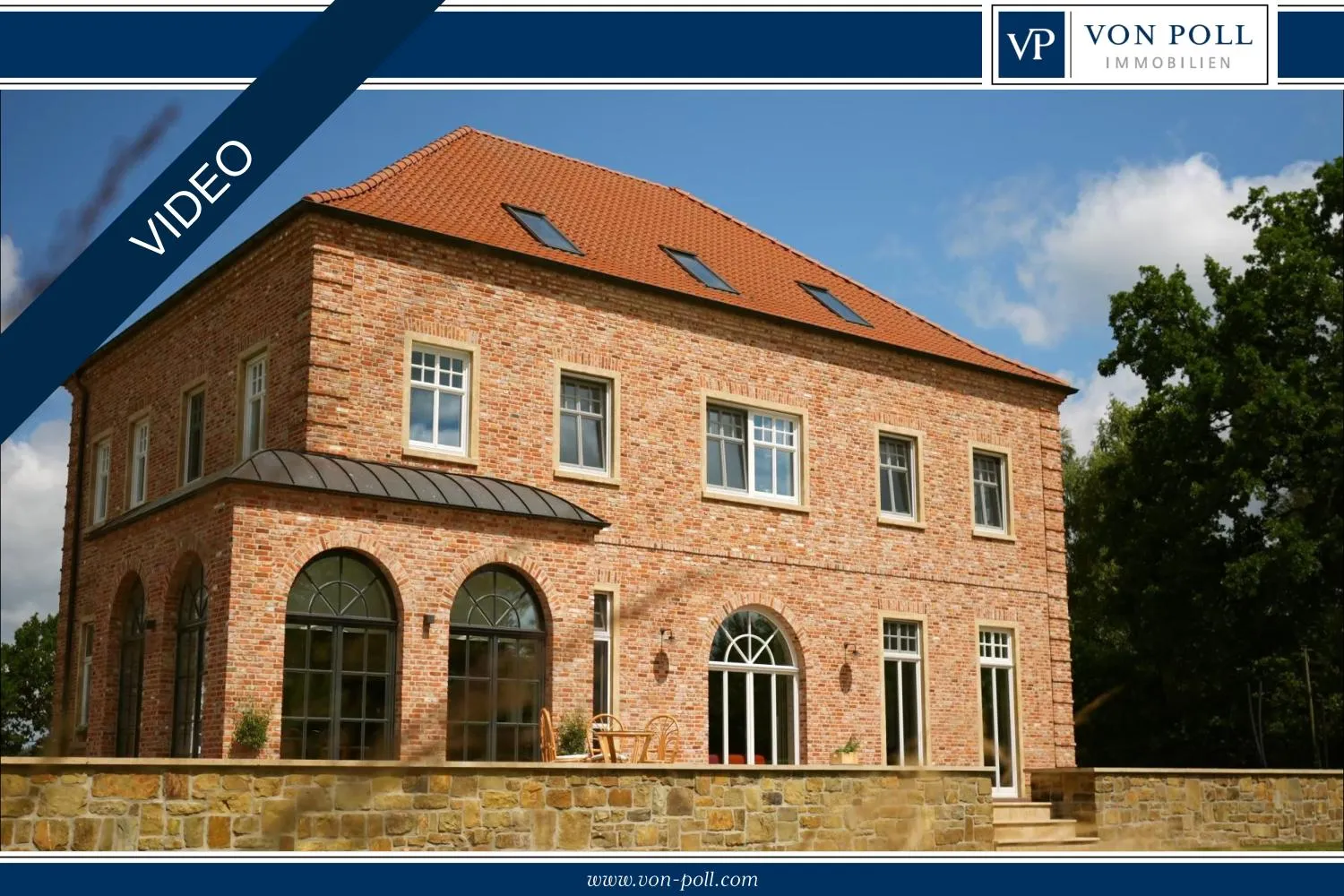 Repräsentatives Landhaus in idyllischer Landschaft