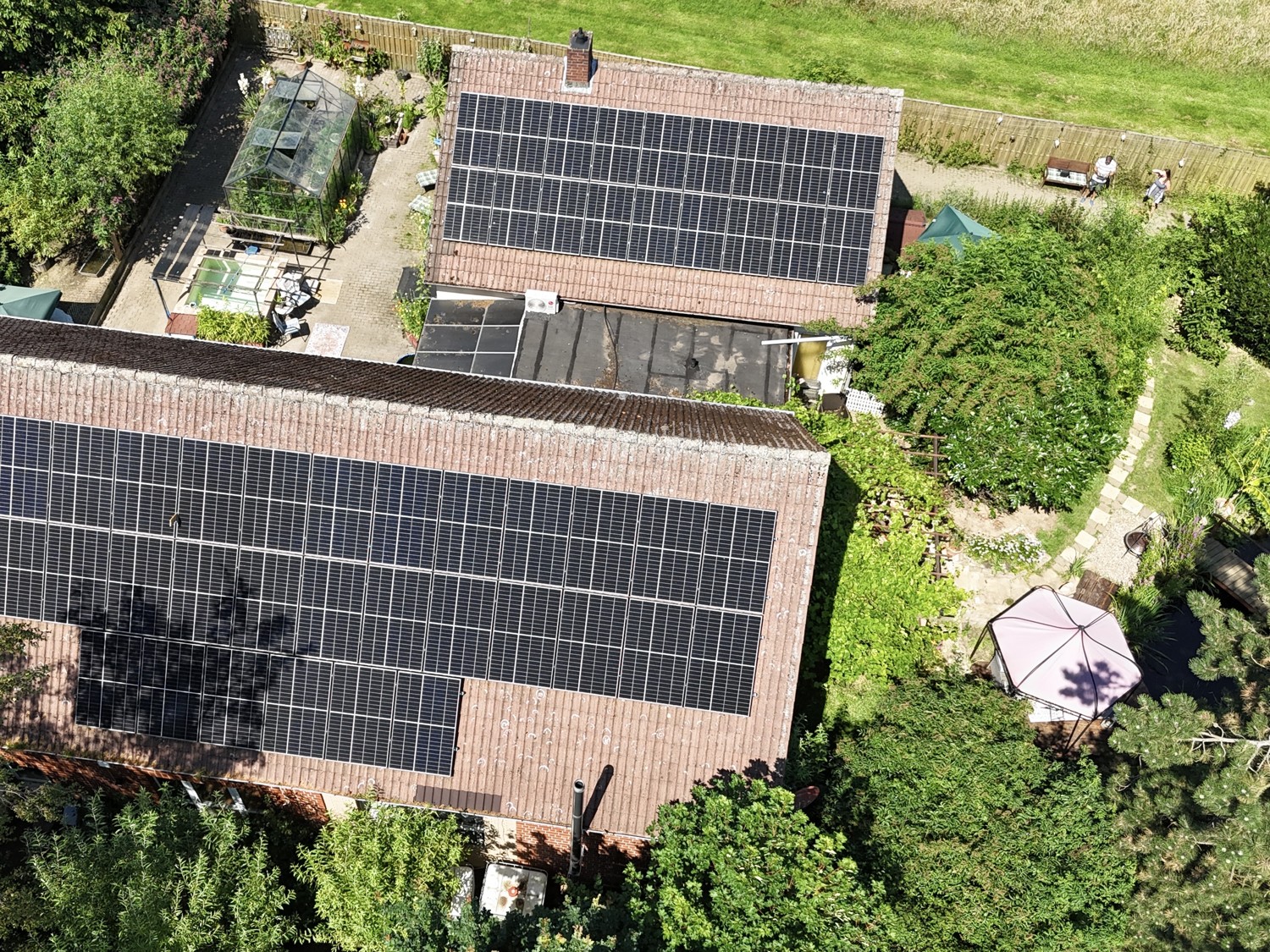 Dach mit PV-Anlage