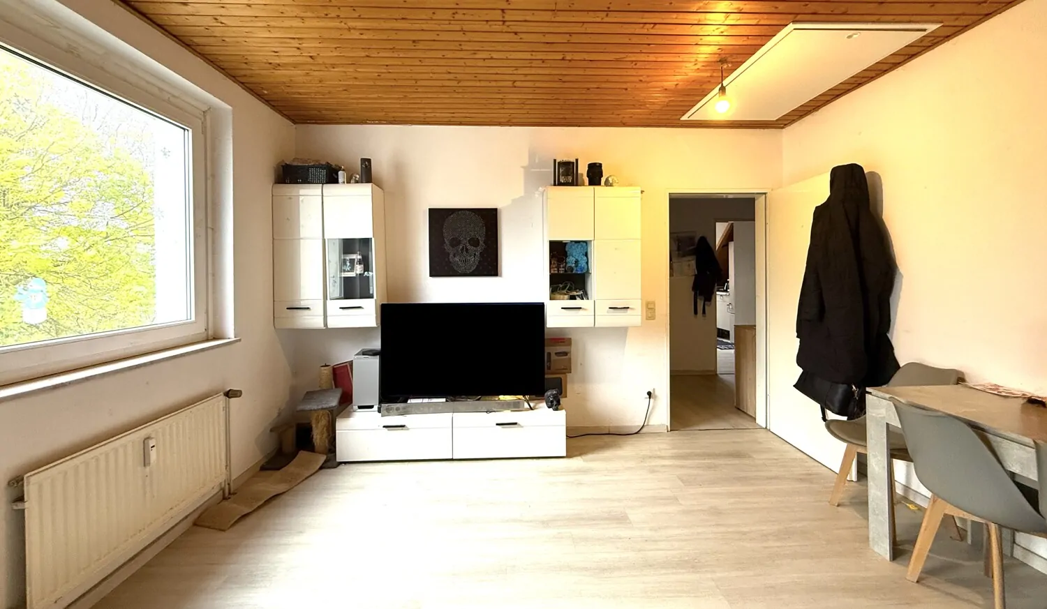 Wohnzimmer mit Zugang zur Ausbaureserve