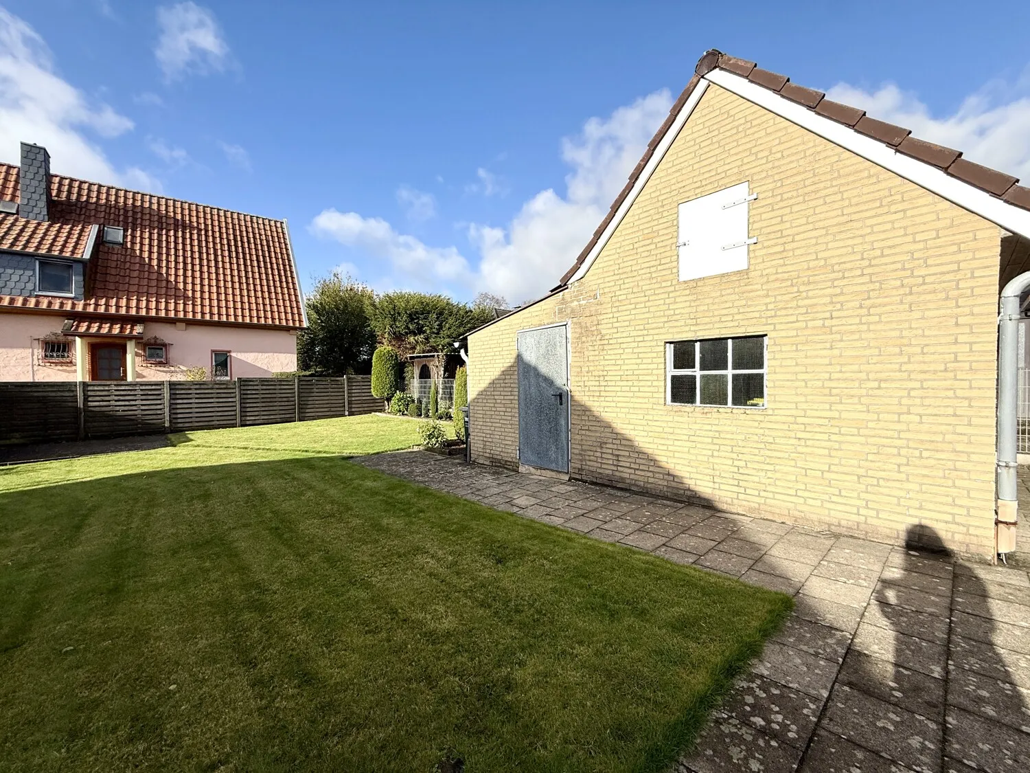 This semi-detached house is waiting for your loving modernization!