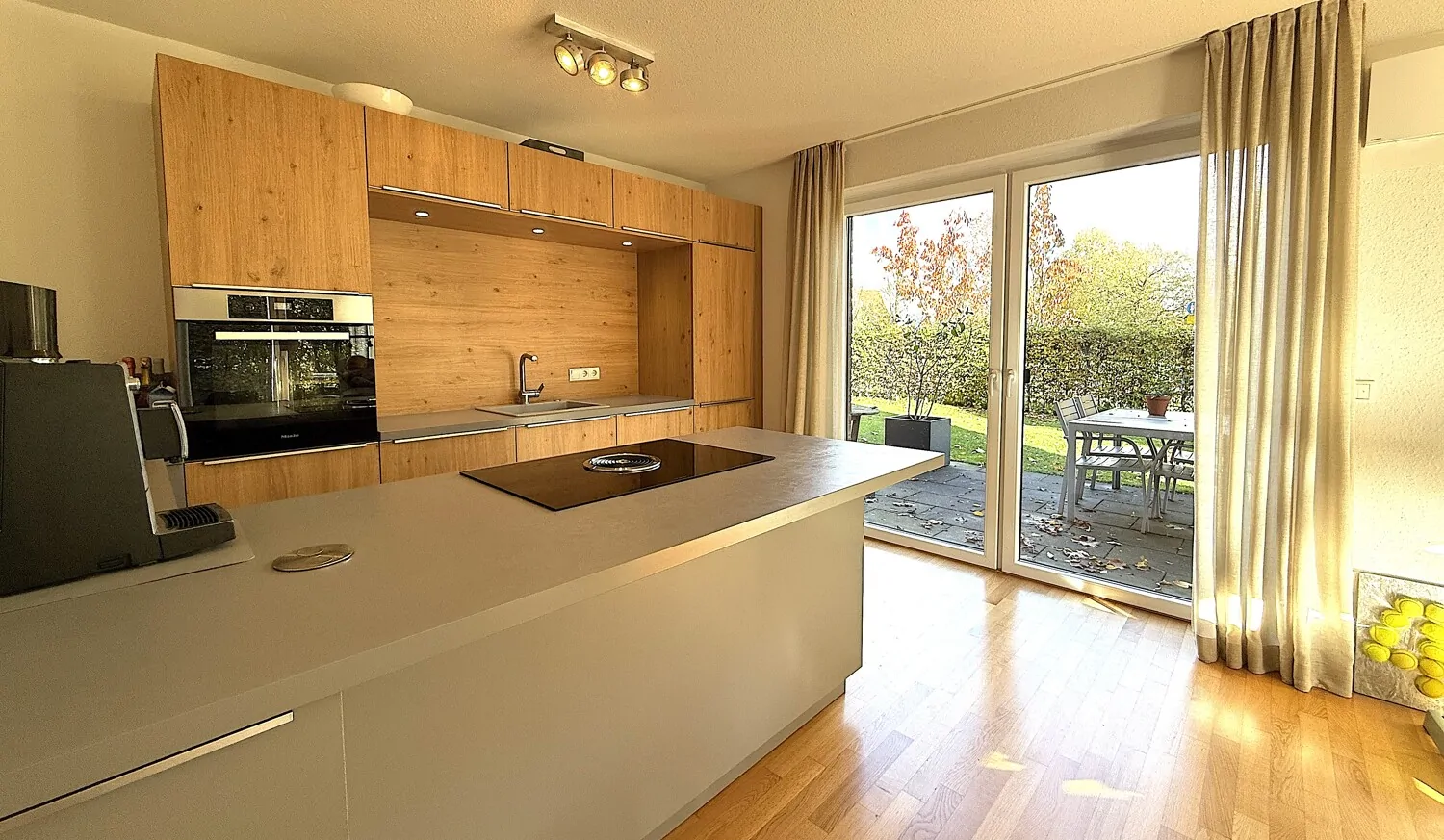 Offene Küche mit Zugang zur Terrasse