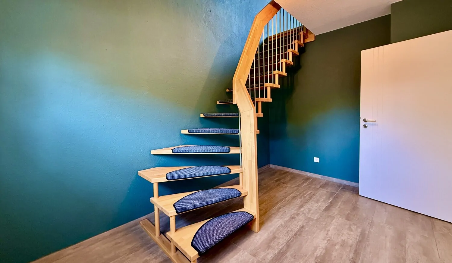 Durchgangsraum zum DG