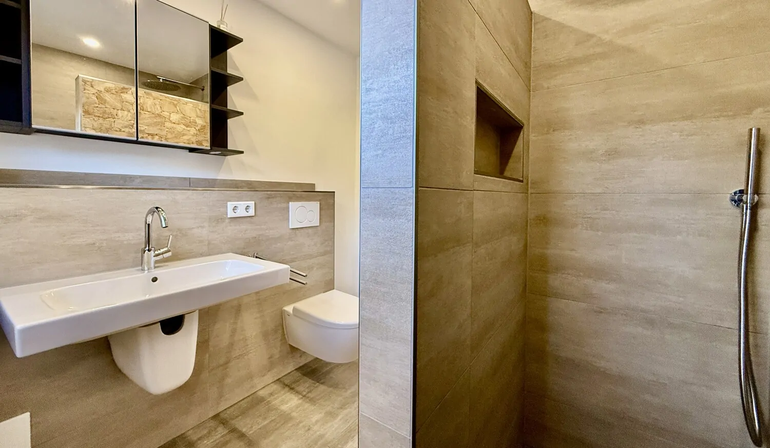 Bad mit bodentiefer Dusche