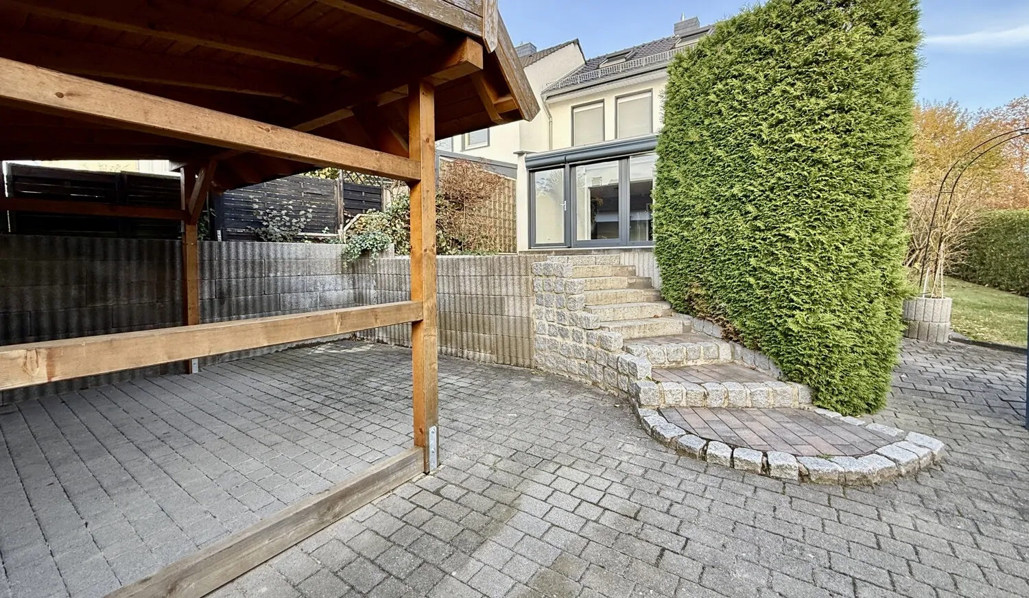 Rückansicht Haus + Terrassenüberdachung