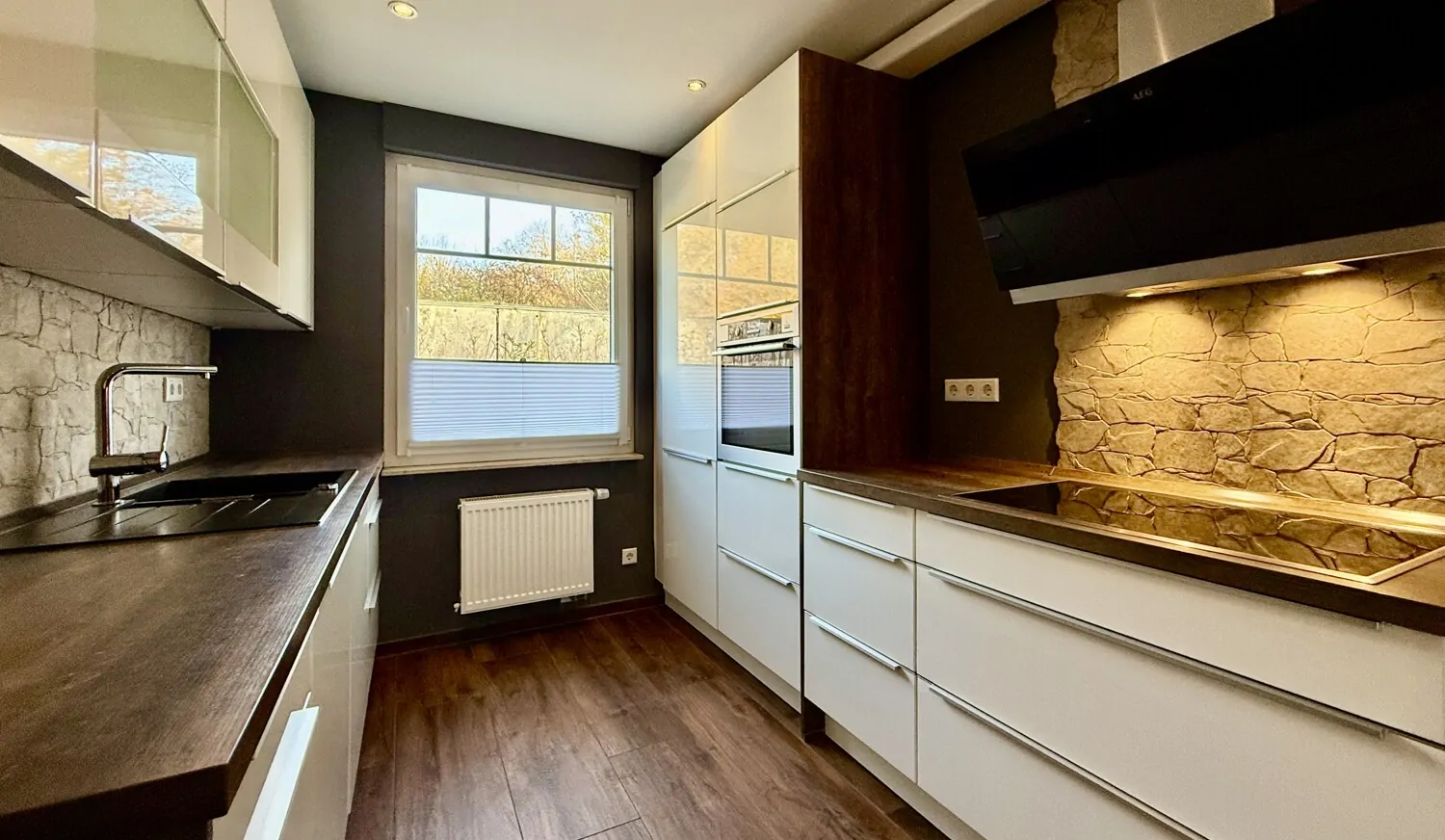 Einbauküche mit Induktionsherd