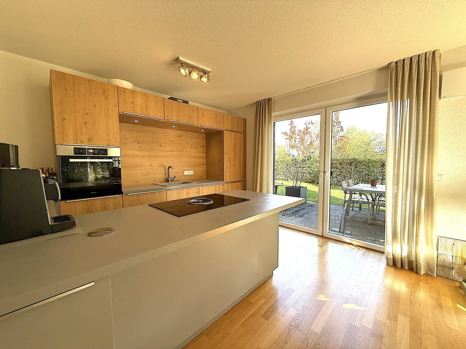 Offene Küche mit Zugang zur Terrasse