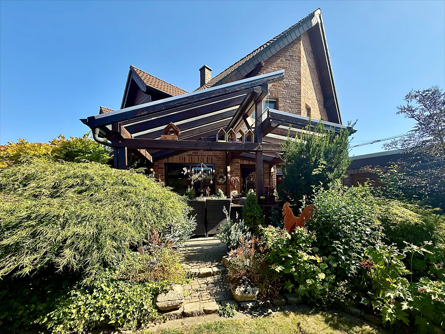 Ansicht aus dem Garten aufs Haus mit Terrasse