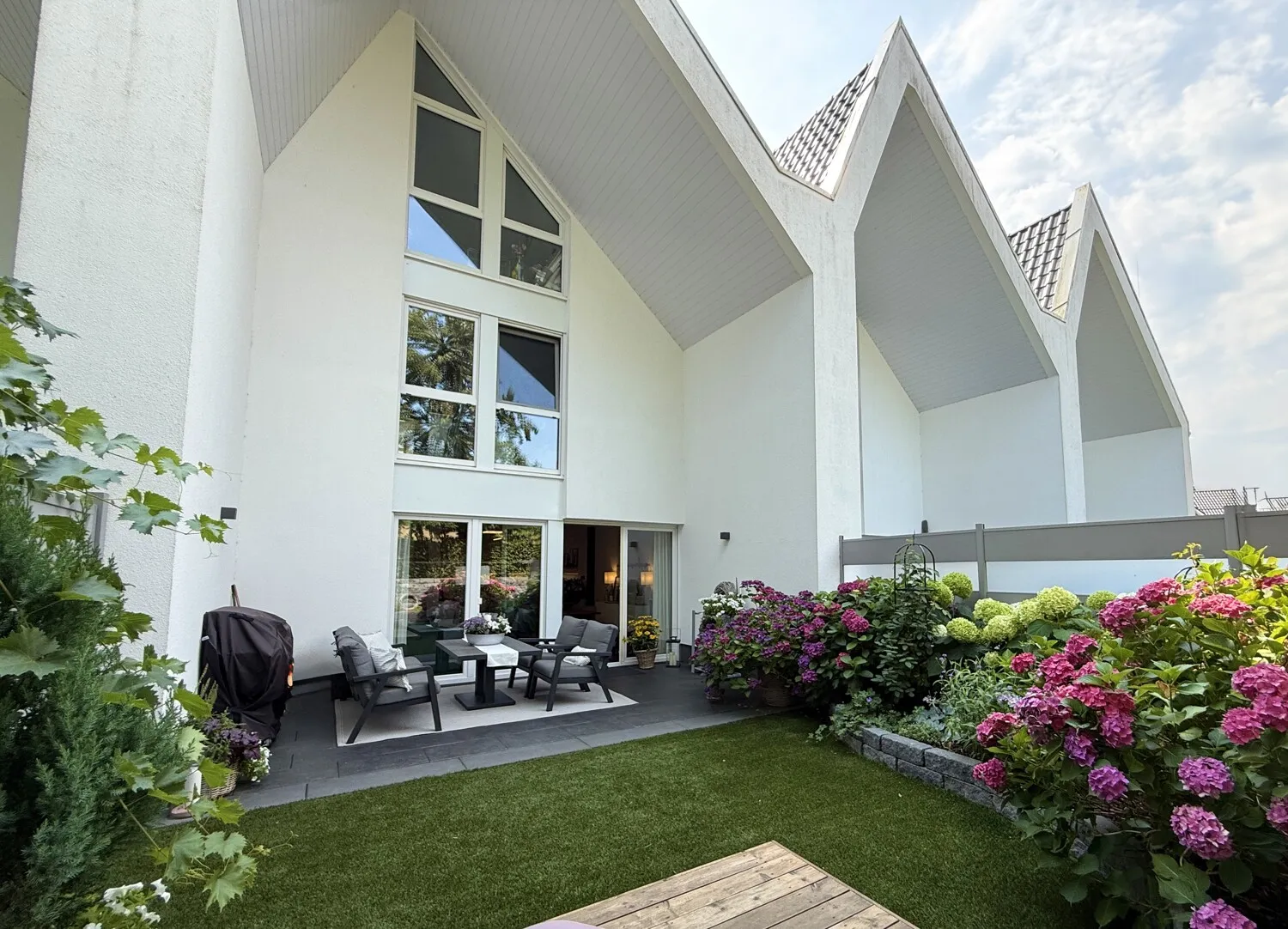 Sicht aufs Haus vom Garten