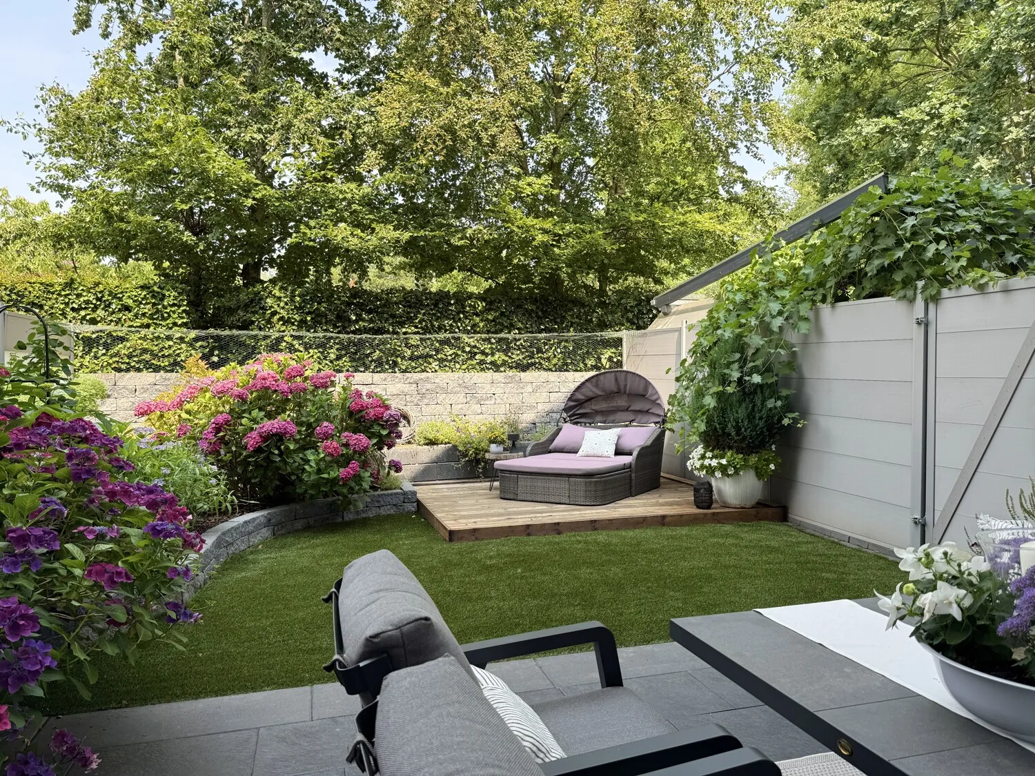 Terrasse mit Blick in den Garten