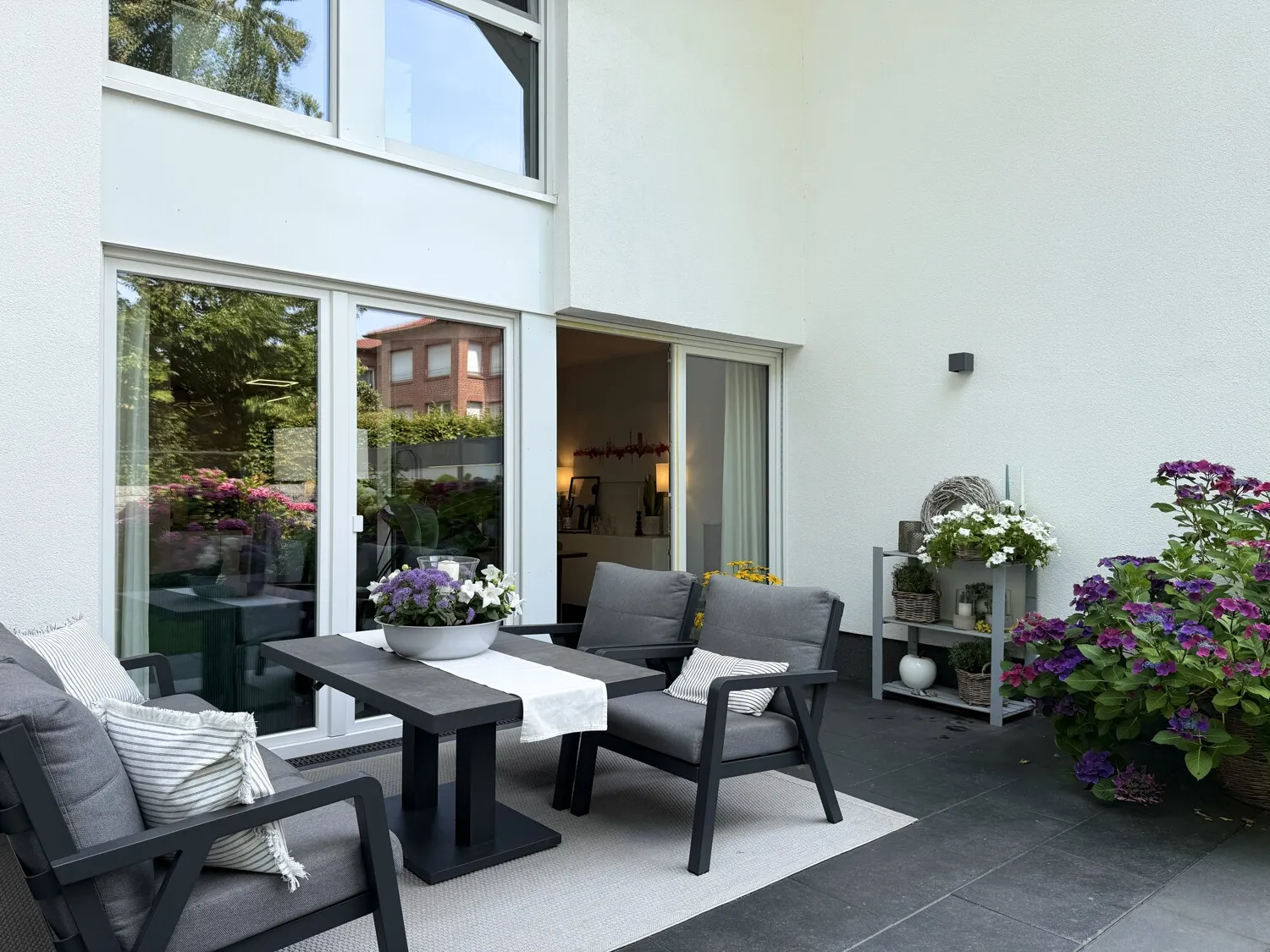 Terrasse mit Sitzgelegenheiten