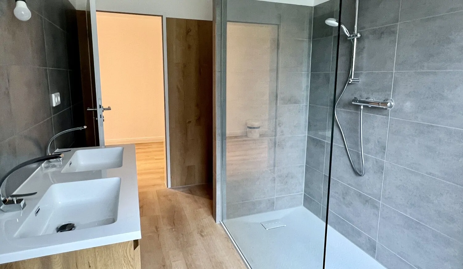 Duschbad mit Anschluss für Waschmaschine und Trockner