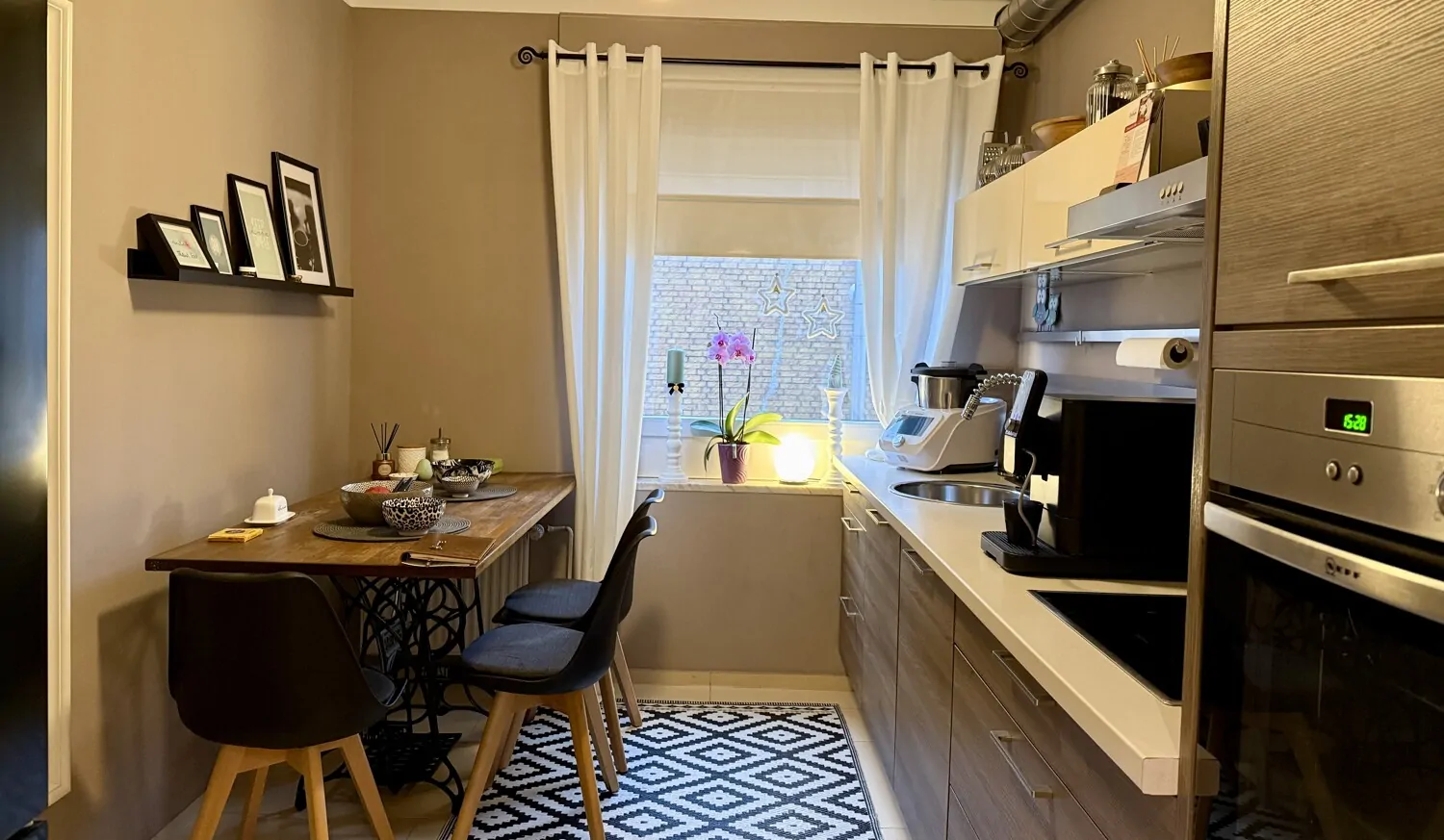 Küche mit Einbauküche