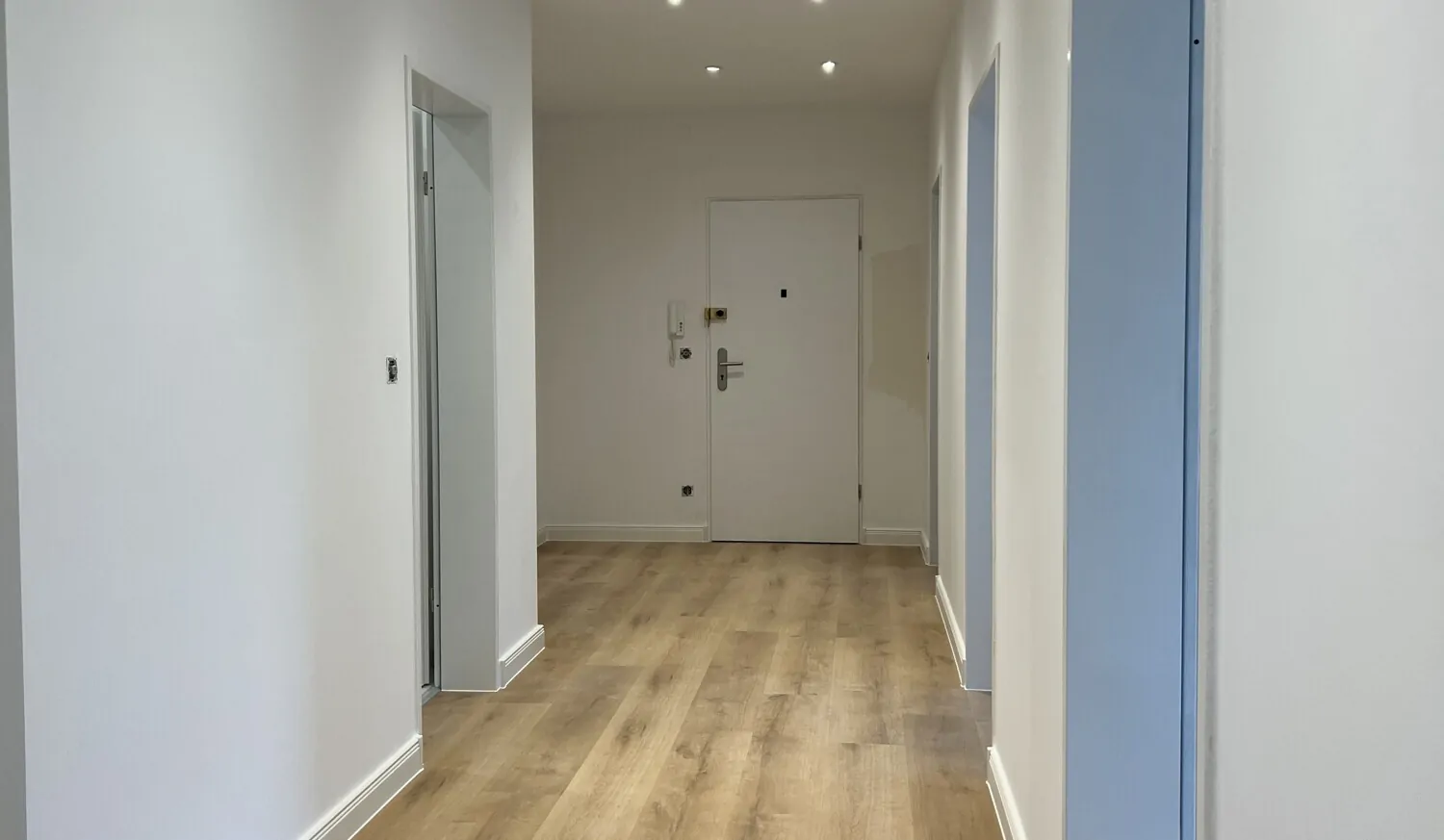 Flur mit Einbaustrahlern