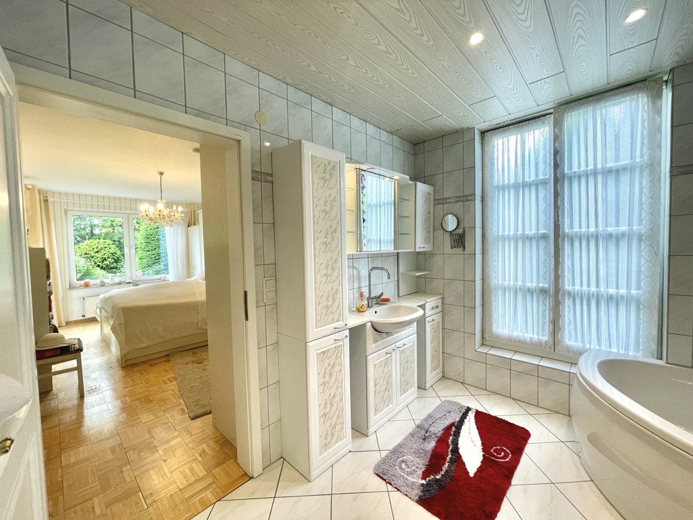 Badezimmer mit Dusche und Eckwanne