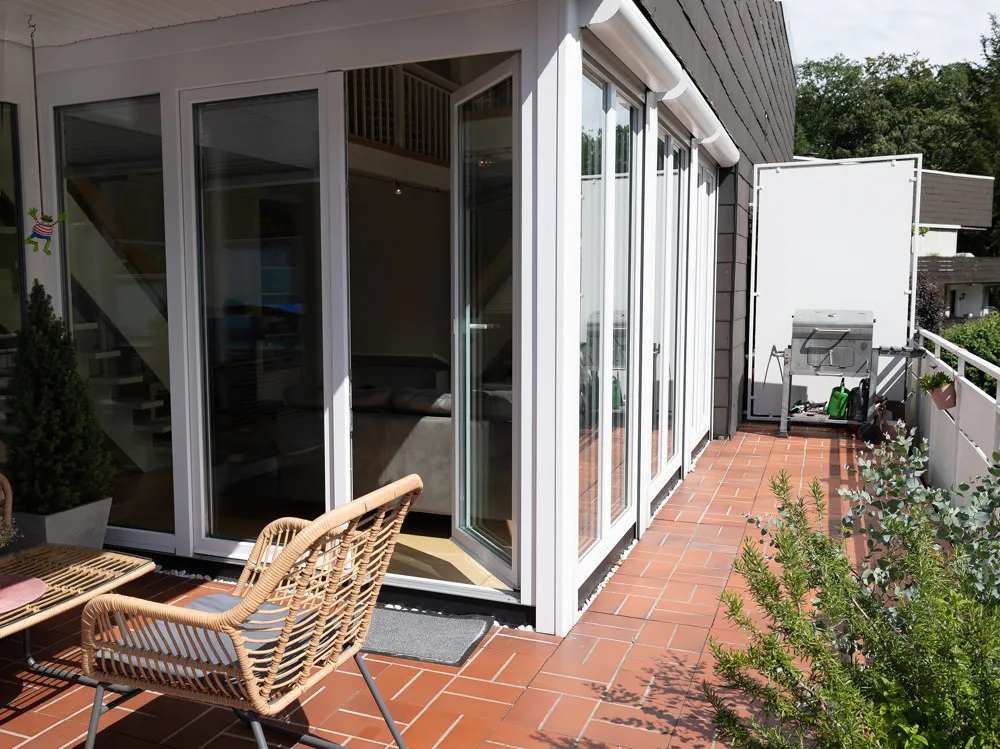 Bodentiefe Fenster mit elektrischen Jalousien