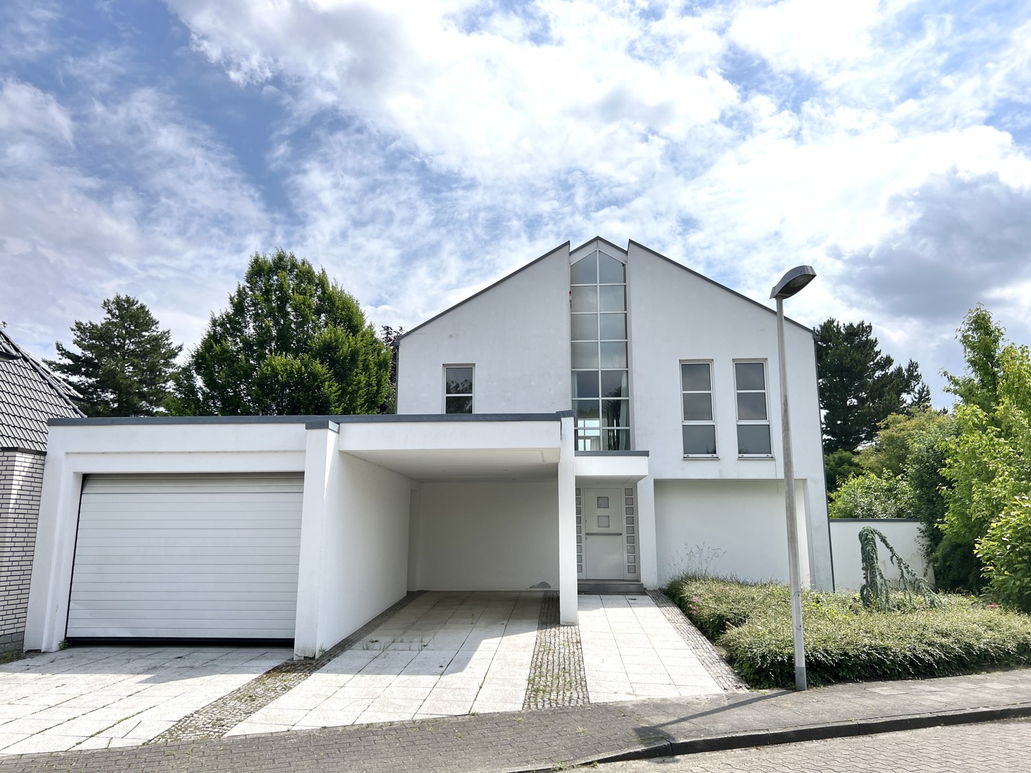 Frontseite mit Garage und Carport