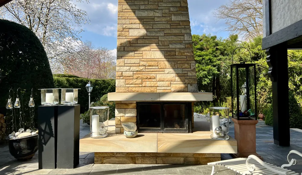 Kamin mit überdachter Terrasse