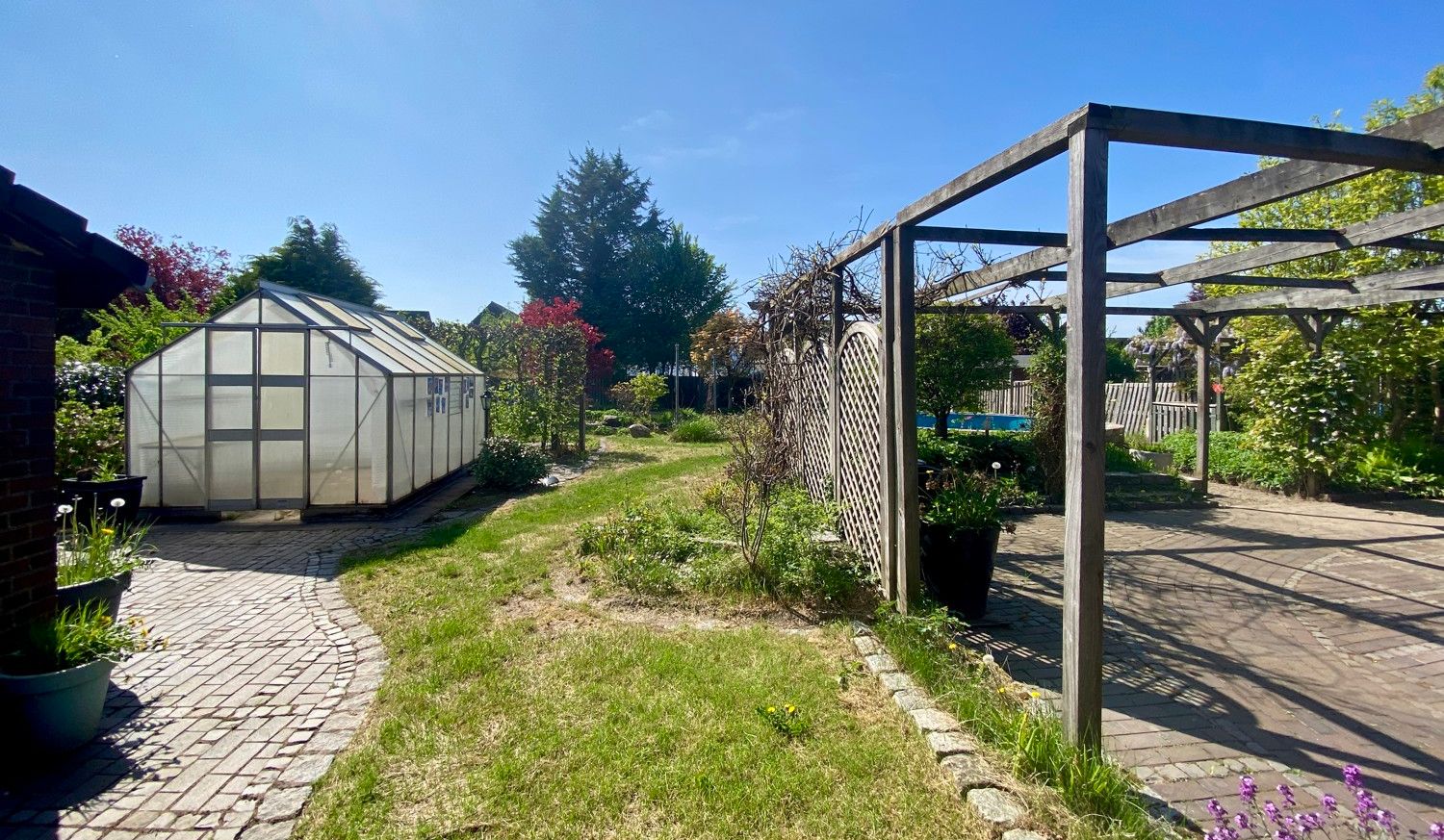 Gewächshaus. und Terrasse