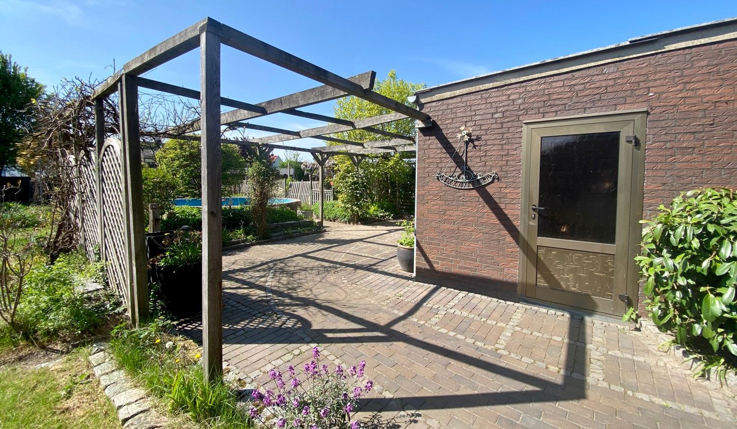 Terrasse und Zugang Garage
