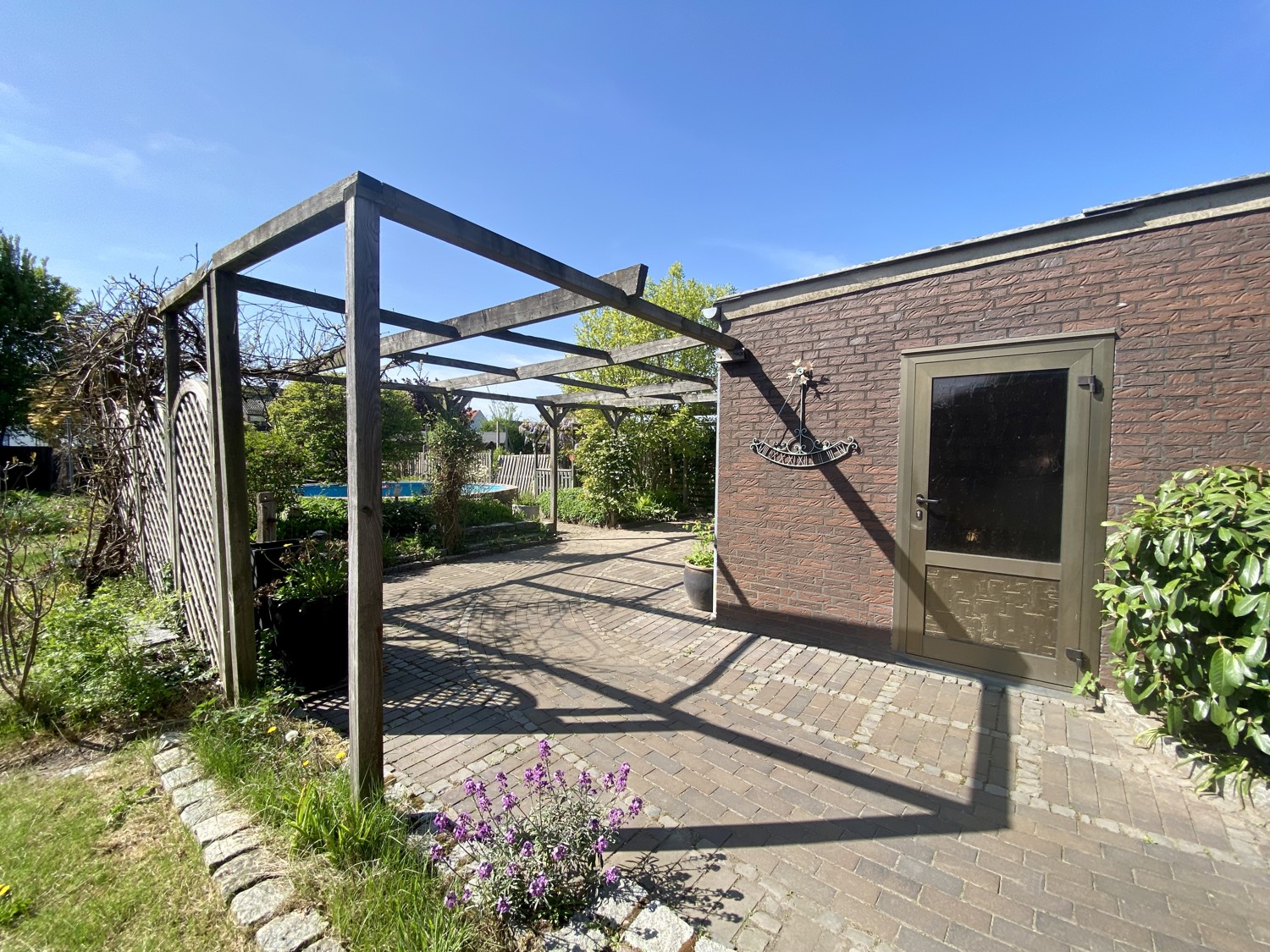 Terrasse und Zugang Garage