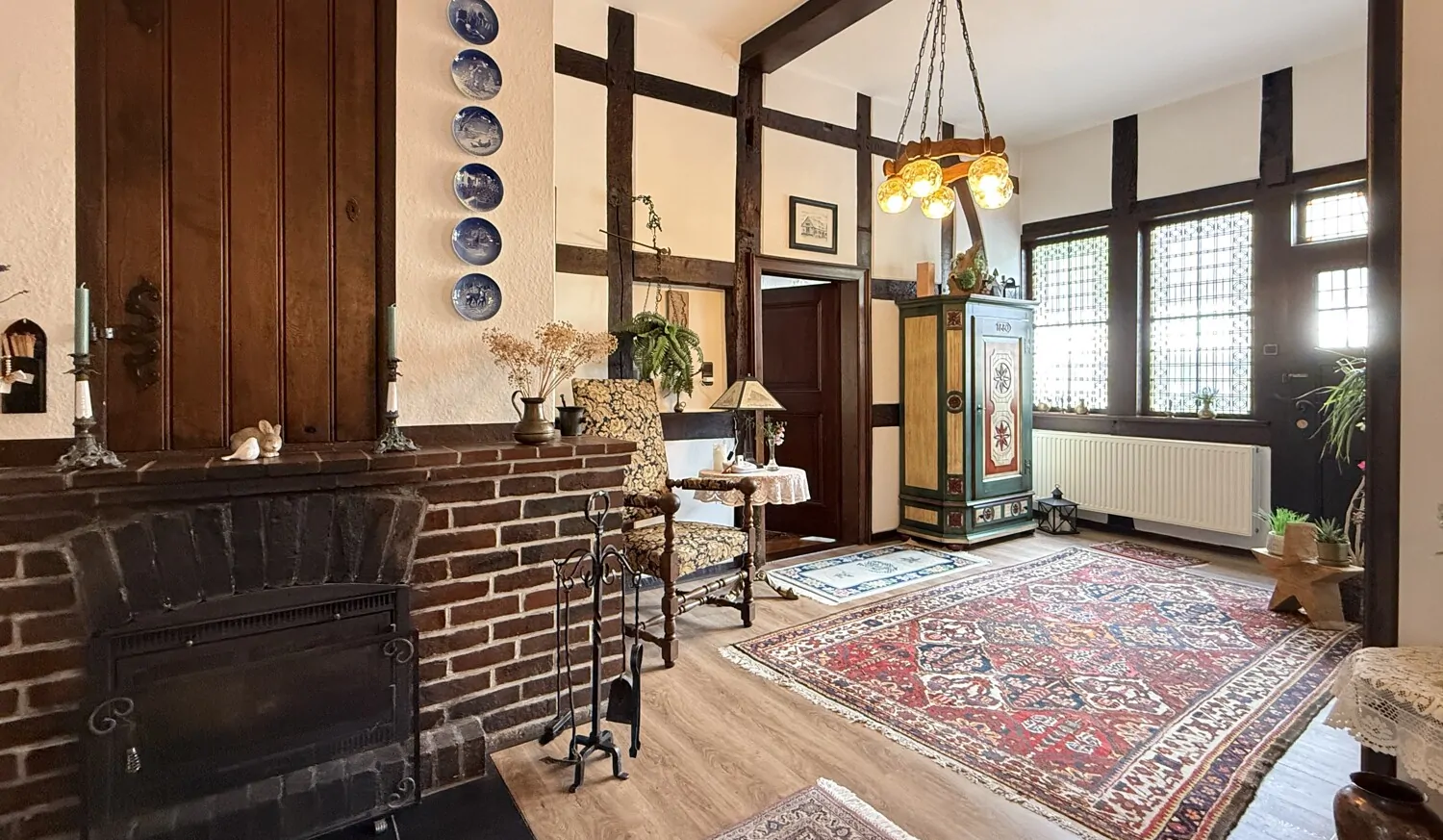 Diele mit historischer Feuerstätte