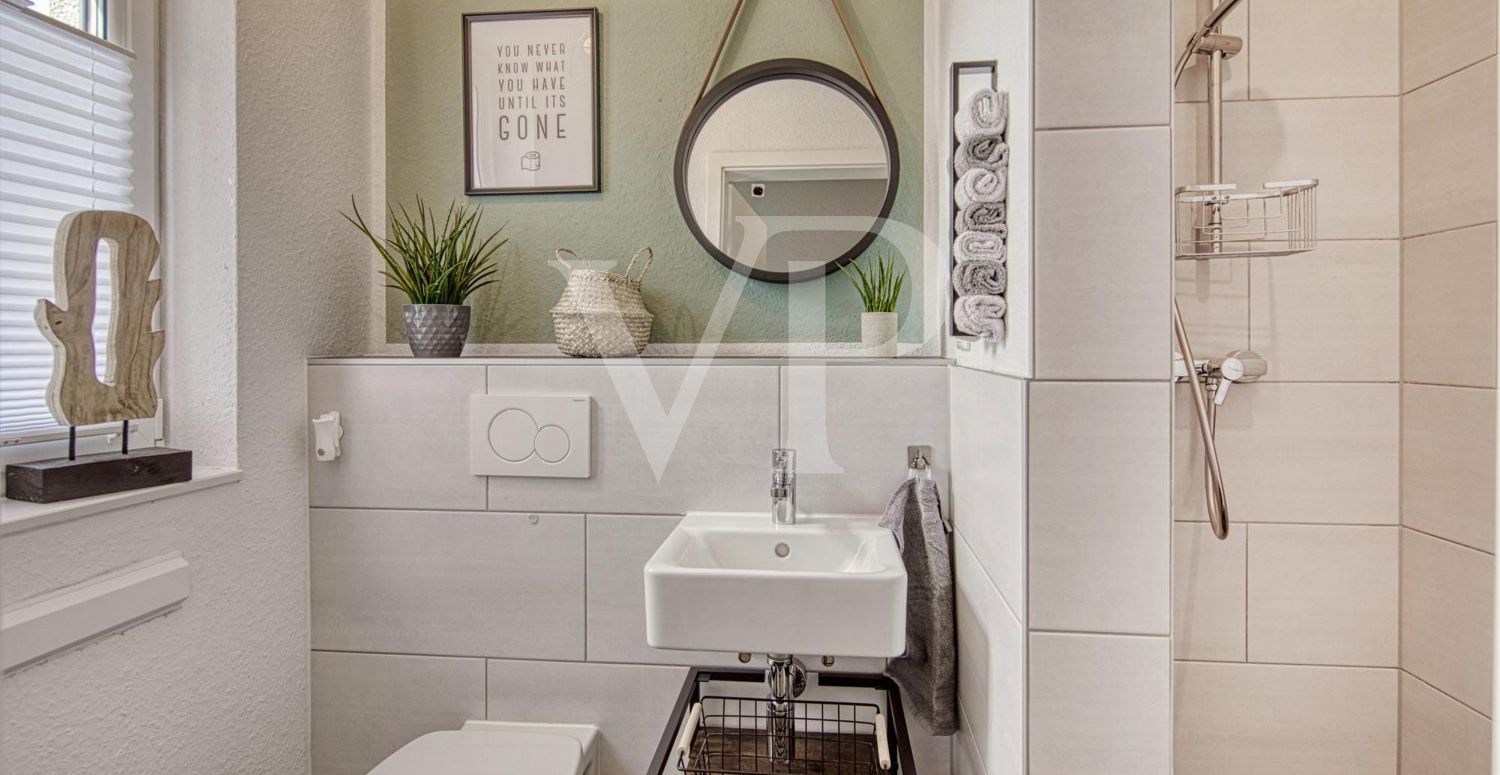Gäste-WC mit barrierefreie Dusche