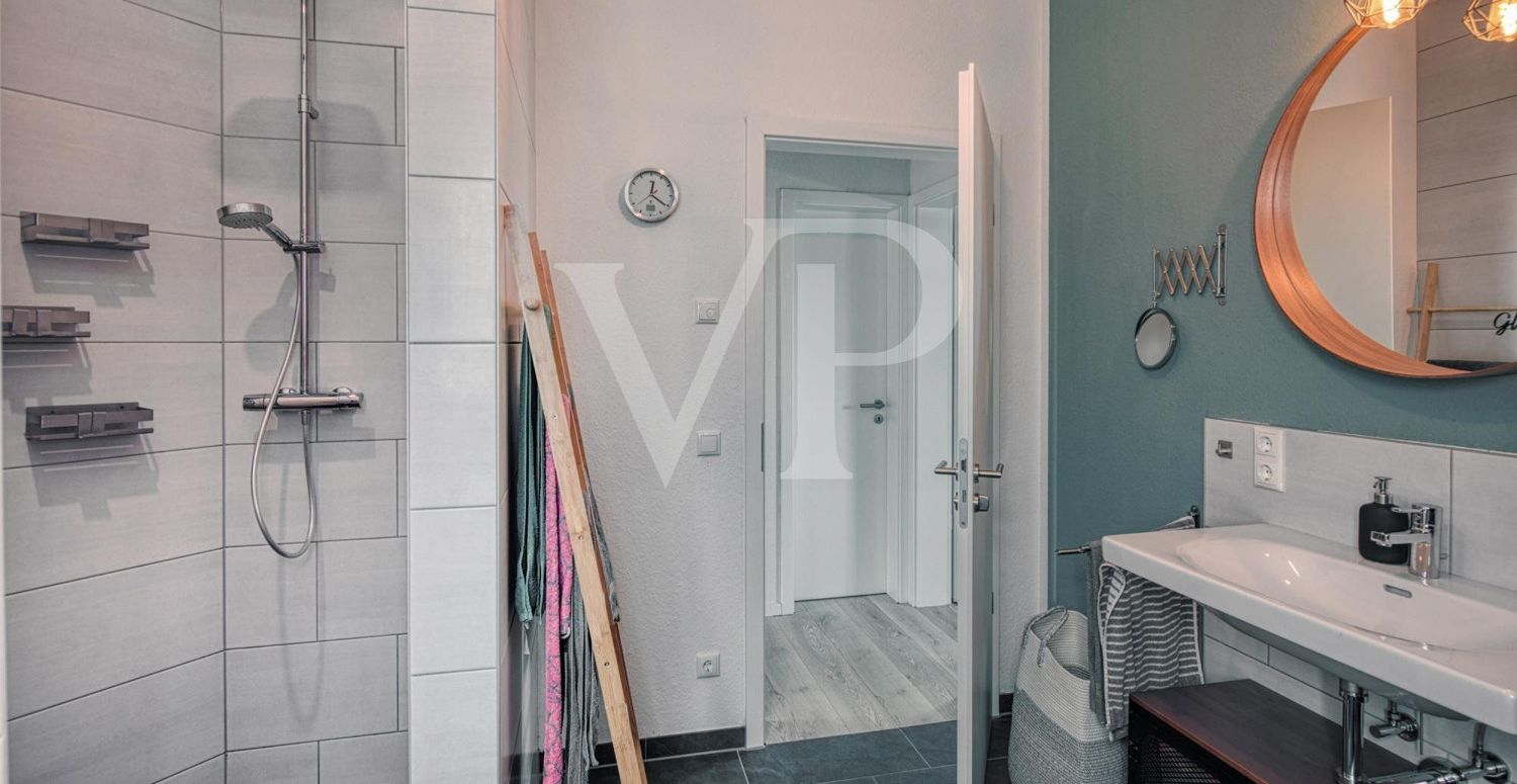 Familienbad mit barrierefreie Dusche