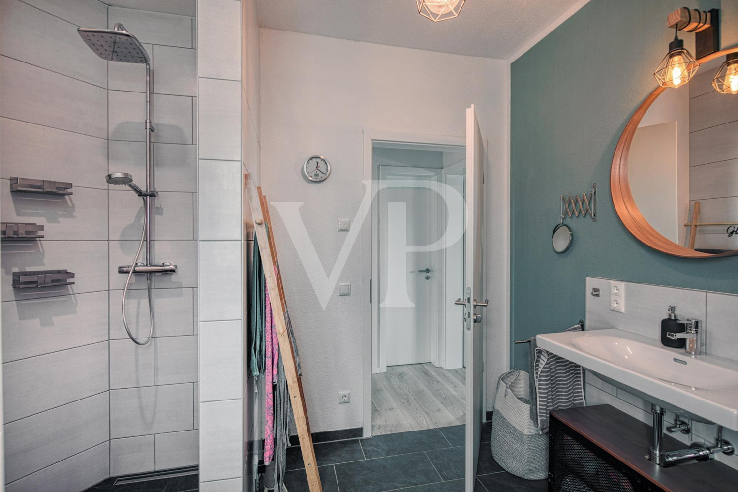 Familienbad mit barrierefreie Dusche