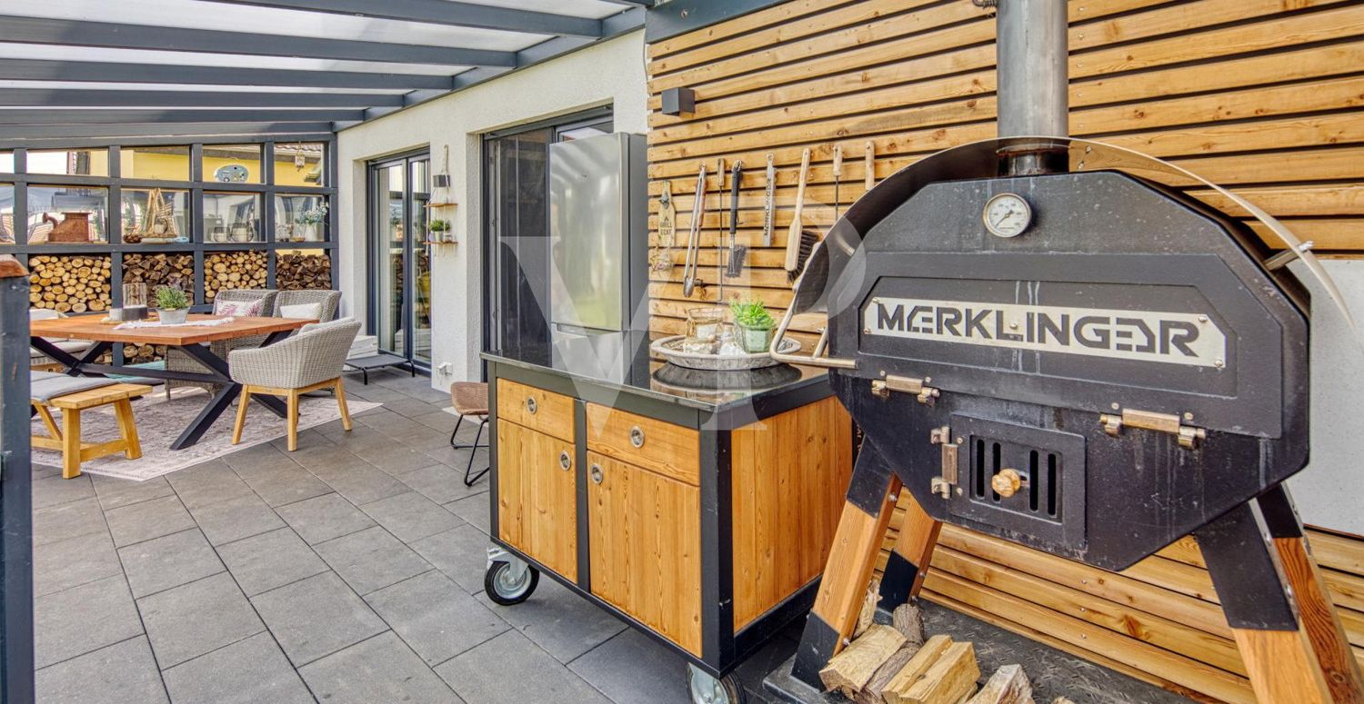 Outdoorküche mit Holzbackofen