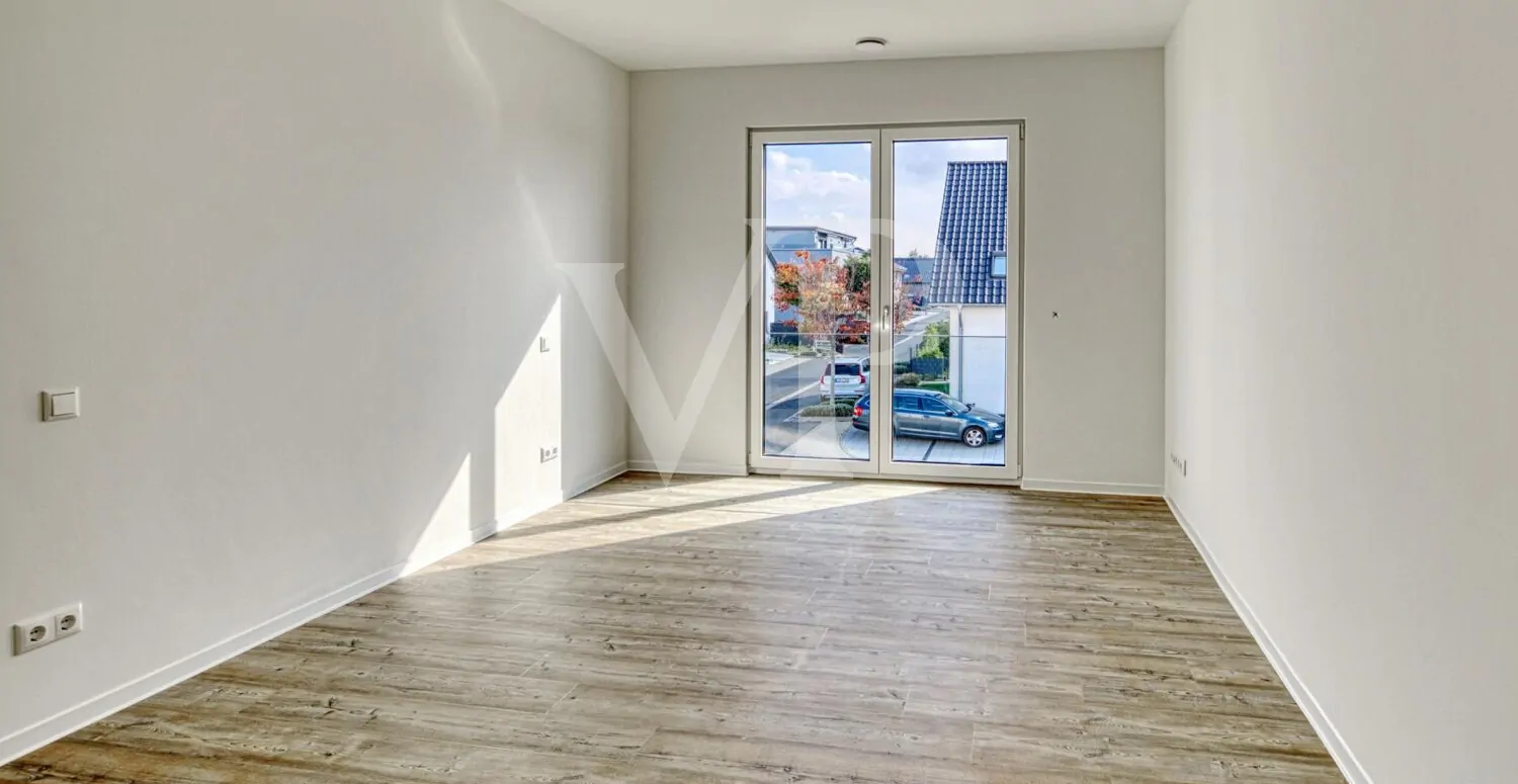 Schlafzimmer mit großer Fensterfront