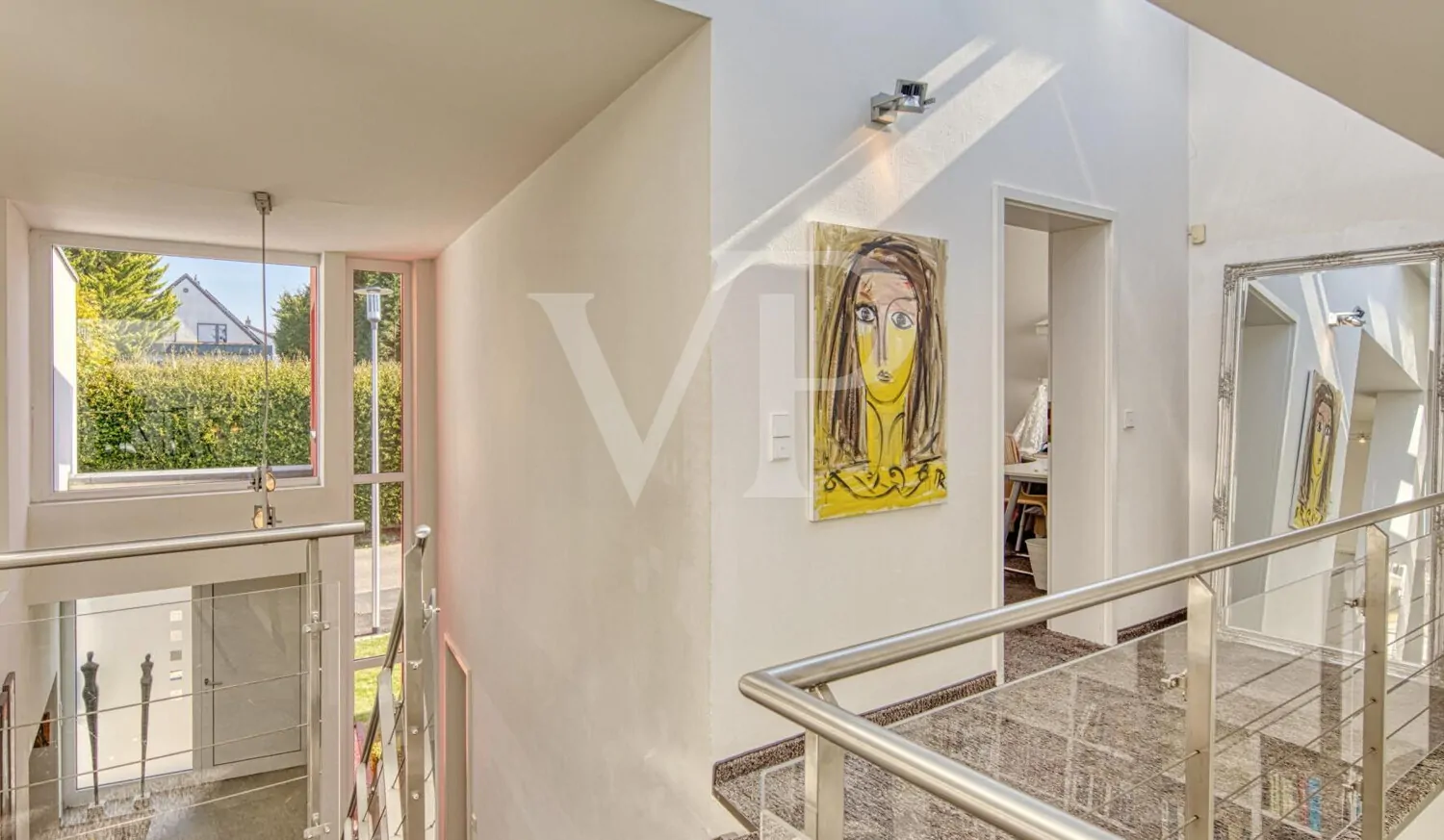 Blick von der Galerie auf den Eingang