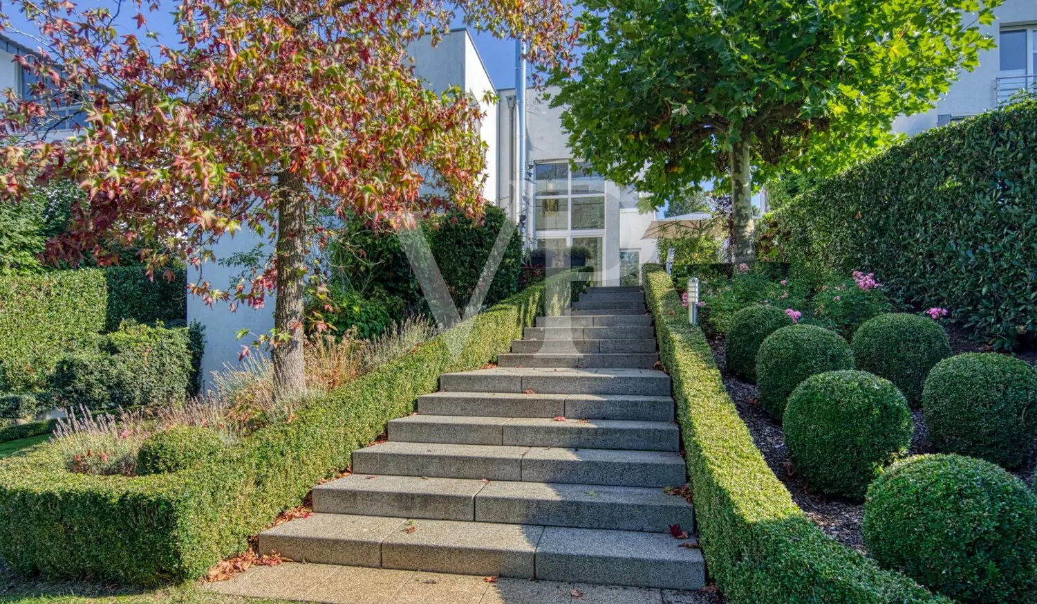 Treppenaufgang vom Garten zur Terrasse