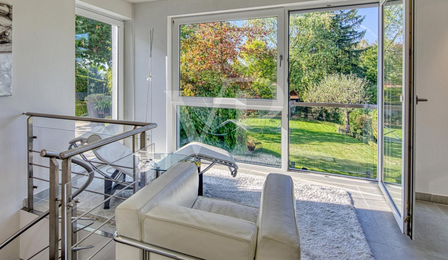 Sitzplatz mit Aussicht in den Garten