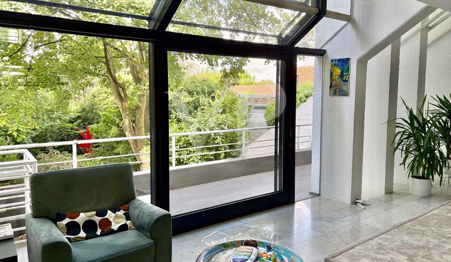 Wohnbereich mit Zugang zum Balkon
