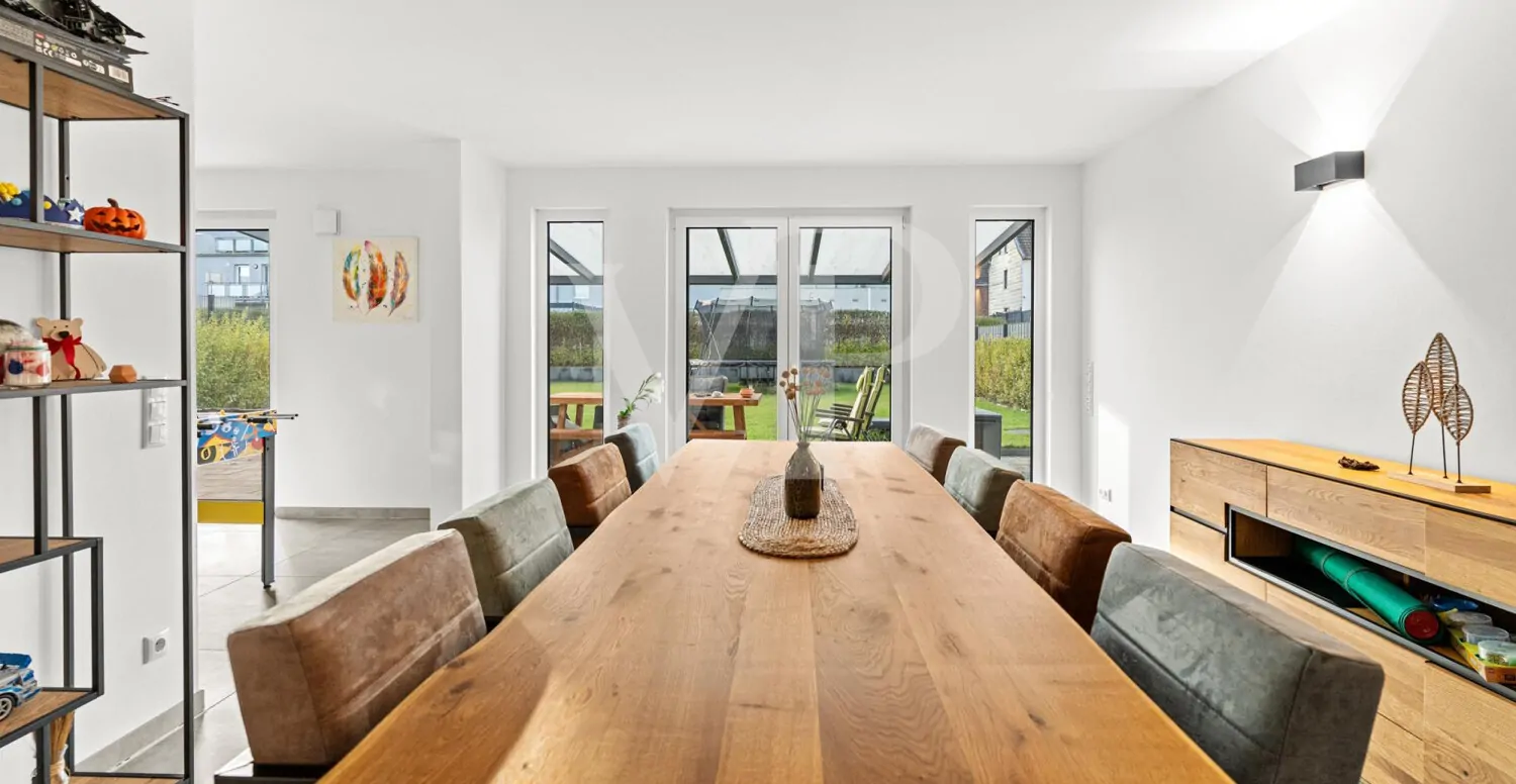 Esszimmer mit Blick in den Garten