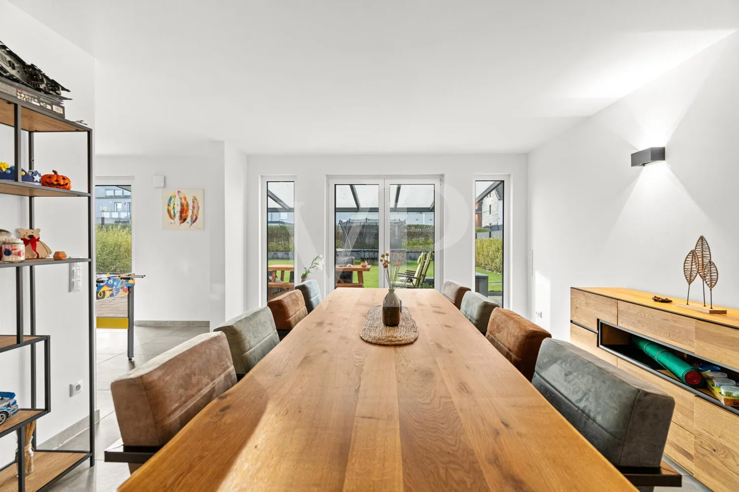 Esszimmer mit Blick in den Garten