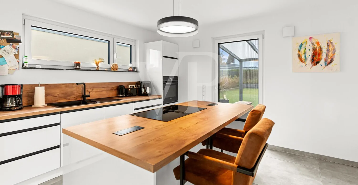 Einbauküche mit Kochinsel