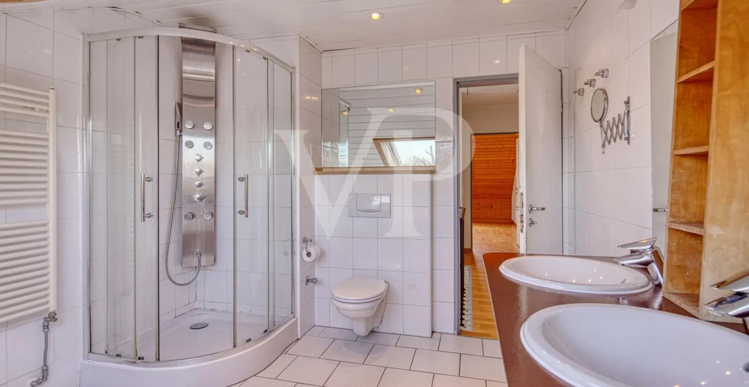 OG - Badezimmer mit Dusche