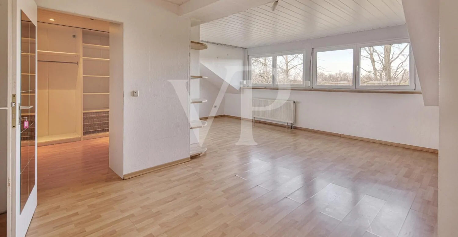 OG - Elternschlafzimmer mit Blick in die Ankleide