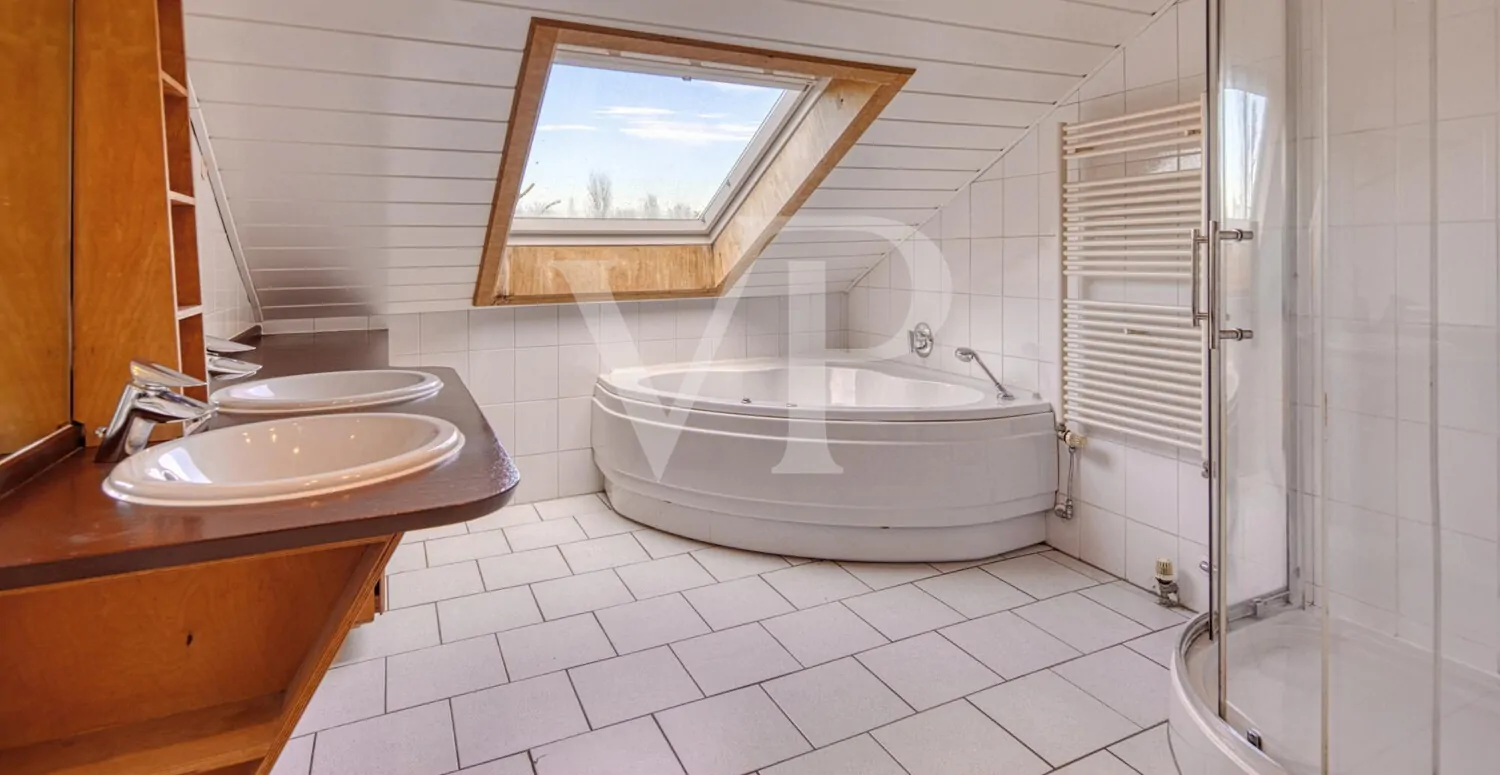 OG - Badezimmer  mit Wanne