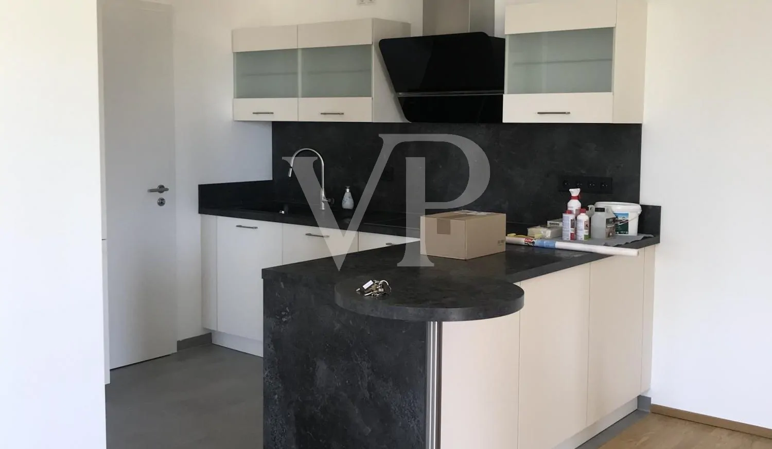 Küche mit Stehtisch