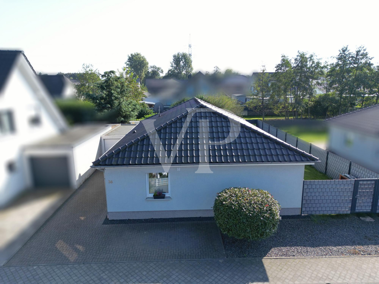 Ansicht mit Garage