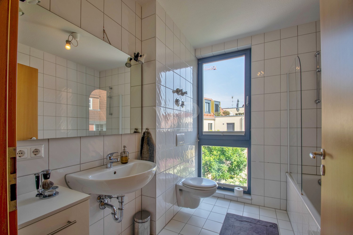 Tageslichtbadezimmer mit Duschbadewanne