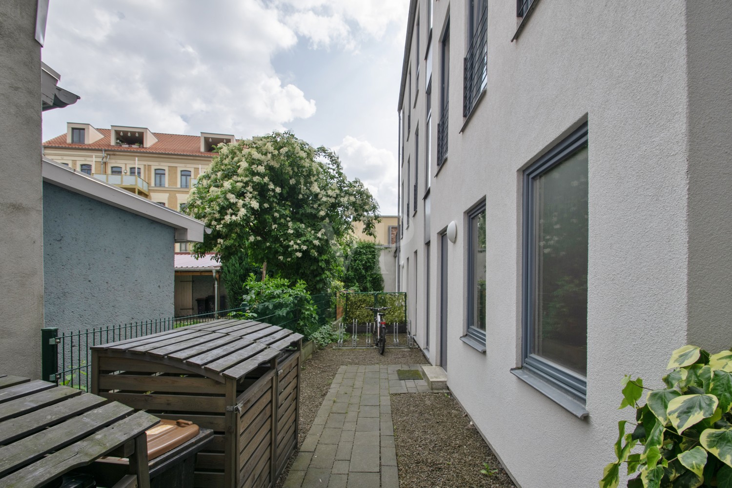 Außenansicht Hinterhaus mit Fahrradstellplätzen